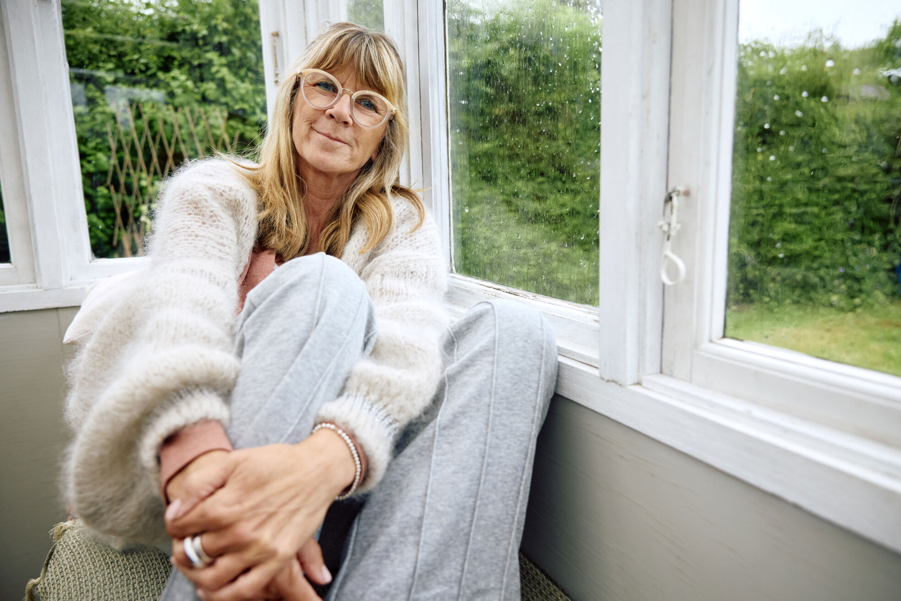 Simone, 56, Stomaträgerin. Auf Instagram teilt sie unter @simones_ileostoma Einblicke in ihr Leben, um anderen Mut zu machen.