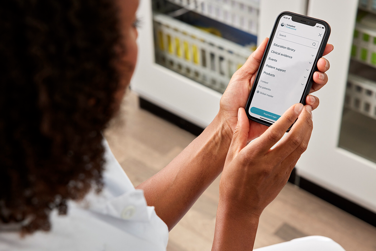 Medizinische Fachkraft hält Handy in der Hand